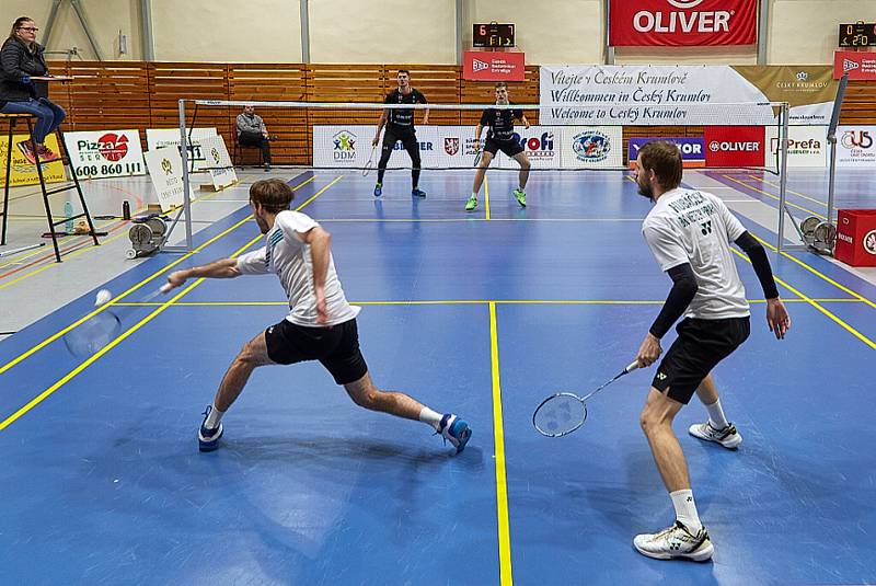 Badmintonisté Českého Krumlova (v černých dresech) podlehli v extralize doma pražskému Meteoru 2:5.
