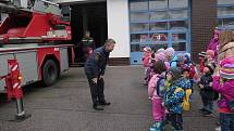 Děti ze školek Za Nádražím a Zubčice si u hasičů poslechli pohádky.