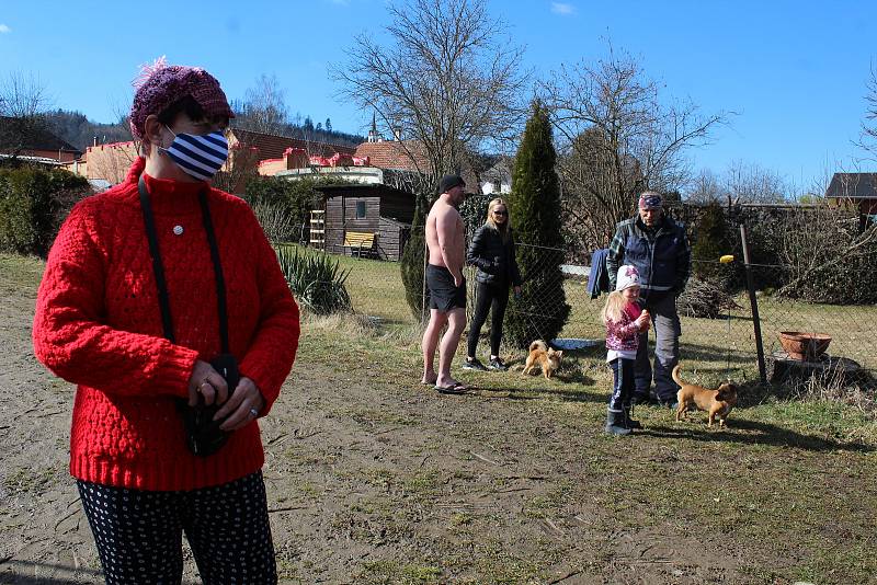 Otužilci ve Vyšším Brodě nenechali akci Covide, nezlob mě bez činu. A přidali i taneček.