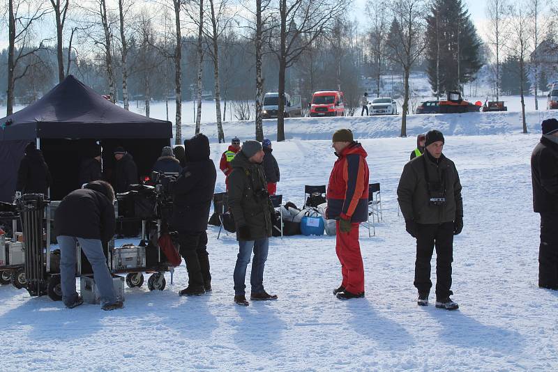 Ve středu na zamrzlém Lipně u Přední Výtoně filmaři v čele s režisérem Václavem Marhoulem pokračovali v natáčení filmu Nabarvené ptáče. Hlavní roli hraje desetiletý Krumlovák Petr Kotlár. U natáčení asistovali i frymburští dobrovolní hasiči a vodní záchra