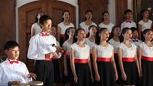 Dětský pěvecký sbor z Hongkongu YIP´s  Children´s Choir music nadchnul na svém pátečním koncertě diváky v Jezuitském sále hotelu Růže.