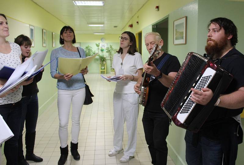 Lékaři a sestry českokrumlovské nemocnice a jejich potomci zpívali svým kolegům i pacientům koledy.