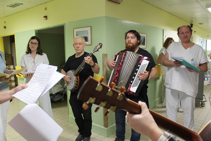 Lékaři a sestry českokrumlovské nemocnice a jejich potomci zpívali svým kolegům i pacientům koledy.
