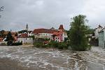 Povodně v Českém Krumlově v roce 2013. Ze břehů se vylila Polečnice, zahrozila i Vltava v centru. Pod vodou skončily hospodské zahrádky i auta.