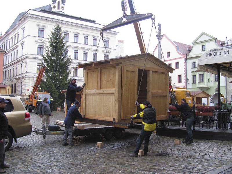 Na českokrumlovském náměstí jsou přípravy na zahájení adventu v plném proudu.