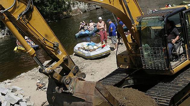 Protipovodňové úpravy v Českém Krumlově po odstávce, kterou způsobila velká voda, už zase pokračují. Technika byla převezena zpátky do města a  dělníci se pustili do překládky kanalizace u pivovaru Eggenberg.