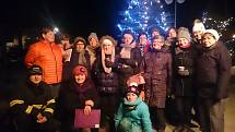 V době předvánočního shonu se sešlo u vánočního stromu před kulturním domem 142 Frymburáků, aby spojilo své hlasy v rámci akce Česko zpívá koledy.