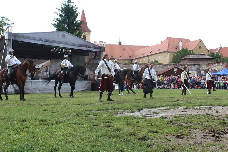 Drezúrní vystoupení s koňmi v Pivovarské zahradě v rámci slavností růže.