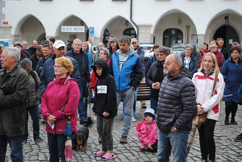 Dvakrát víc lidí než minule přišlo na krumlovské náměstí Svornosti vzkázat premiérovi, že už toho bylo dost.