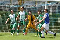 Fotbalisté Českého Krumlova (v zeleném) vstoupili do krajského přeboru vítězstvím 3:2 v Třeboni. Do přerušení soutěže přidali dalších pět výher a po jedné remíze a porážce.