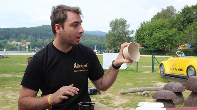 Michal Novák z hotelu Na Pláži z Horní Plané na Lipensku přiblížil, jak kompostují nádobí z bistra a kuchyňské zbytky.
