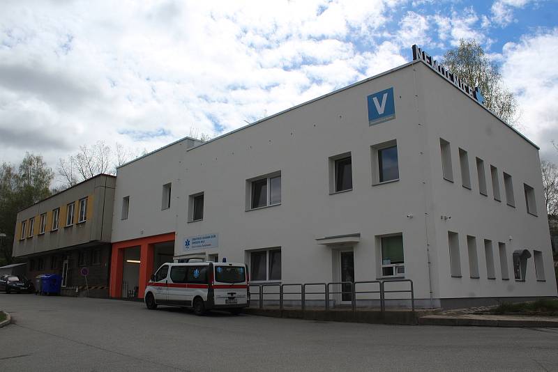 Krumlovská nemocnice má novou stanici Zdravotnické záchranné služby. 
