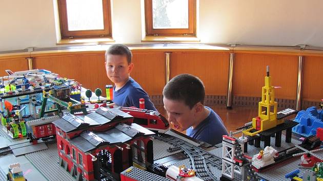 Ve druhé polovině týdne se sál radnice v Křemži proměnil v obrovské staveniště. Nepřijely ale jeřáby, ani bagry, to jen přes 30 dětí postavilo na ploše 12 metrů čtverečních za pouhé tři dny celé město ze stavebnice Lego. 