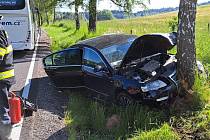 Nehoda mezi Veverkami a Rybníkem na Českokrumlovsku. Auto tam čelně narazilo do stromu.
