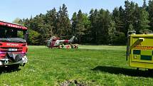 Srážka osobních vlaků u Mříče na Českokrumlovsku si vyžádala zásah záchranářského vrtulníku.