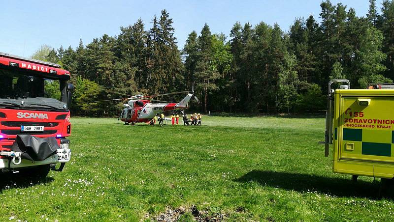 Srážka osobních vlaků u Mříče na Českokrumlovsku si vyžádala zásah záchranářského vrtulníku.