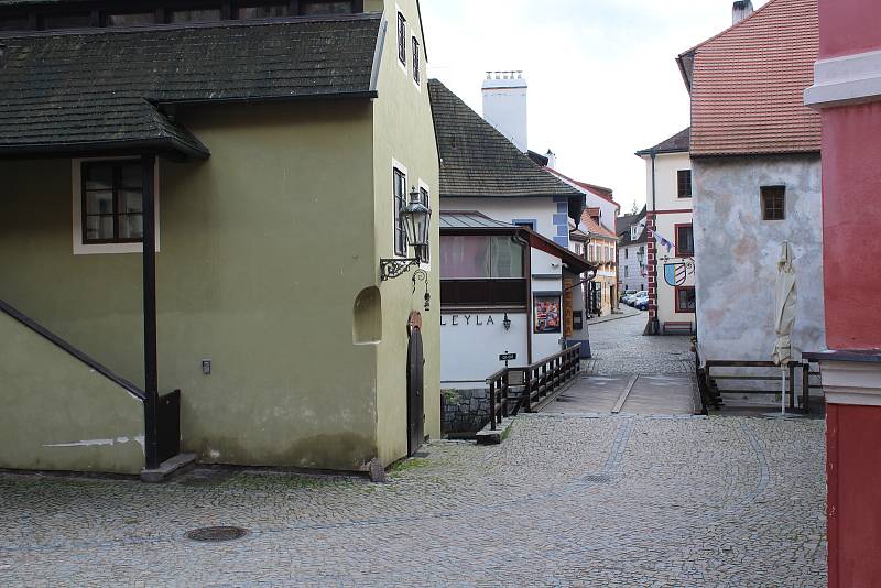 Český Krumlov a zámek už zase zejí neobvyklou prázdnotou.