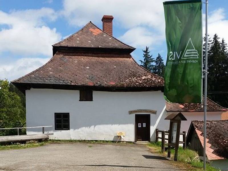 Středověká bašta na Olšině je nejen historickou památkou, ale i expozicí rybářství a přírody vůbec.