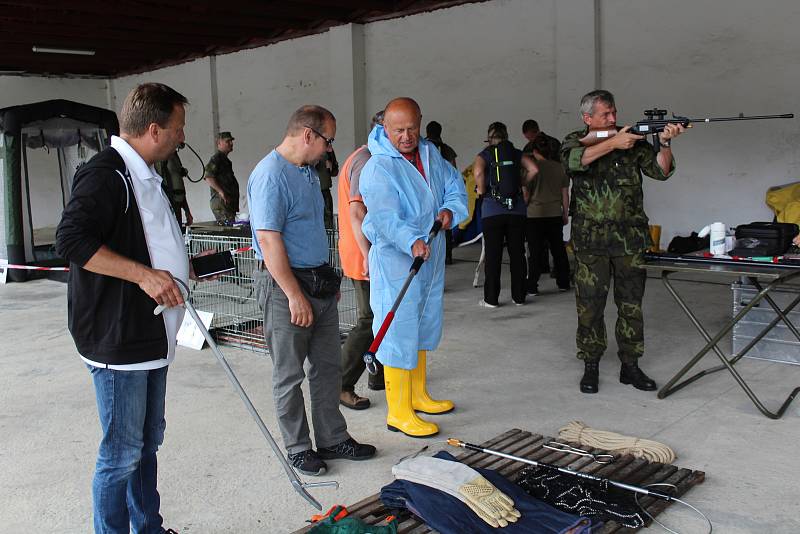 Co dělat, když se objeví africký mor prasat nebo slintavka a kulhavka, předváděli na cvičení v Květušíně státní a vojenští veterináři.