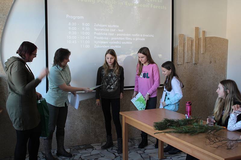 Místního kola soutěže YPEF v Horní Plané na ředitelství tamní divize VLS se zúčastnilo pět tříčlenných týmů ze ZŠ Horní Planá.