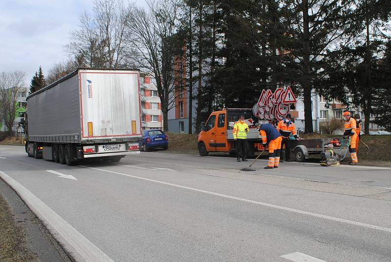 Doslova pár minut trvalo zalátání výtluku na E55 v Kaplici studenou balenou směsí. Větší opravy začnou, až se před létem rozjedou obalovny.