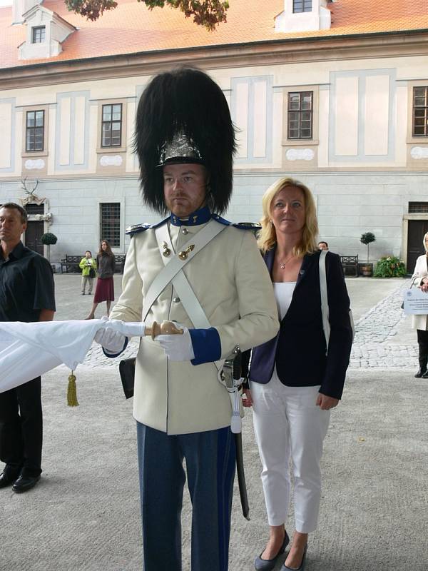 Schwarzenberská garda dnes na svátek sv. Václava přijala a vyvěsila nové prapory.