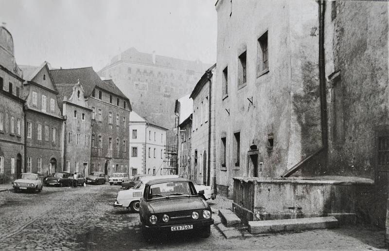Český Krumlov v roce 1988. Široká ulice.
