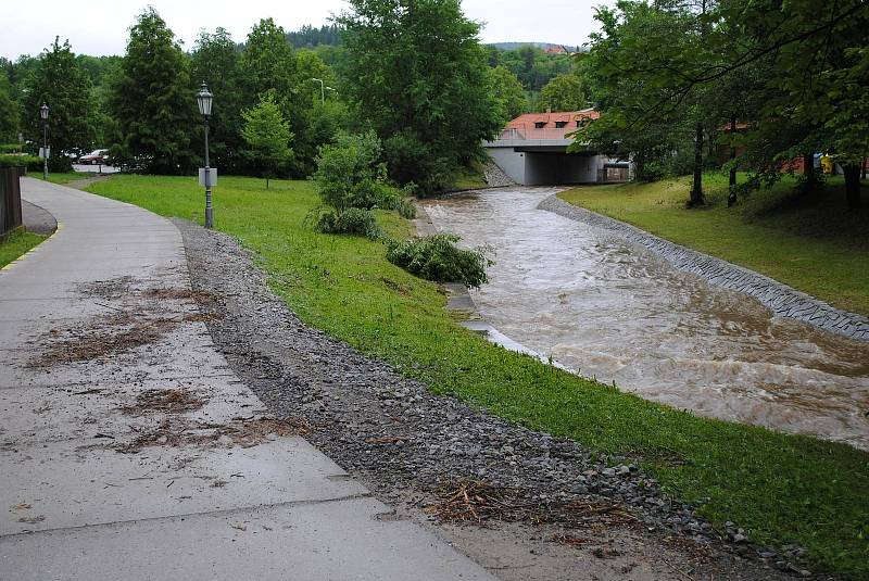 Povodně v Českém Krumlově v roce 2013. Ze břehů se vylila Polečnice, zahrozila i Vltava v centru. Pod vodou skončily hospodské zahrádky i auta.