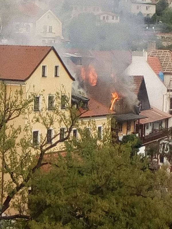 Takto zachytila začátek požáru dvou objektů z hotelu Růže Martina Ostrýžová.