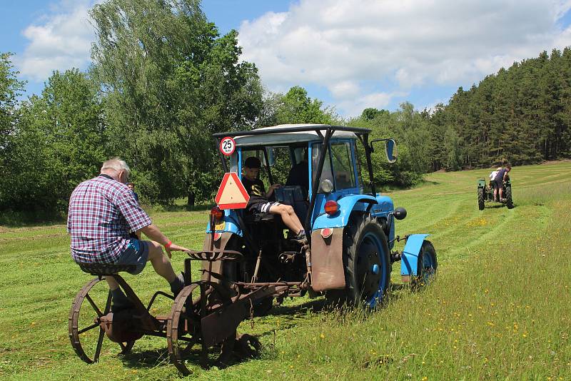 První traktoriáda ve Chmelné se skvěle vydařila. K vidění bylo plno traktorů a obdivovalo je mnoho návštěvníků.