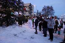 Rozsvícení vánočního stromečku v Loučovicích bylo veselé. Zpívalo se i nadělovalo.