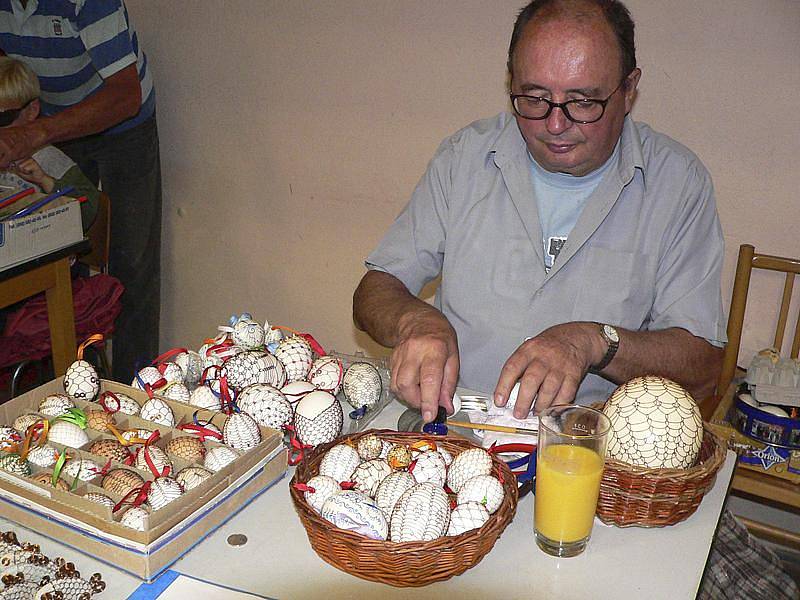 Zájemci si mohli vyzkoušet zdobení vajíček drátkováním.