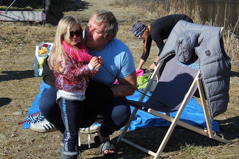 Otužilci ve Vyšším Brodě nenechali akci Covide, nezlob mě bez činu. A přidali i taneček.