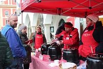 Z patnácti druhů polévek, které uvařili dobrovolníci, si mohli vybírat zájemci na krumlovském náměstí během akce Polévka, která pomáhá.