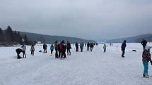 Tisíce lidí dorazily o víkendu zabruslit si na Lipno.