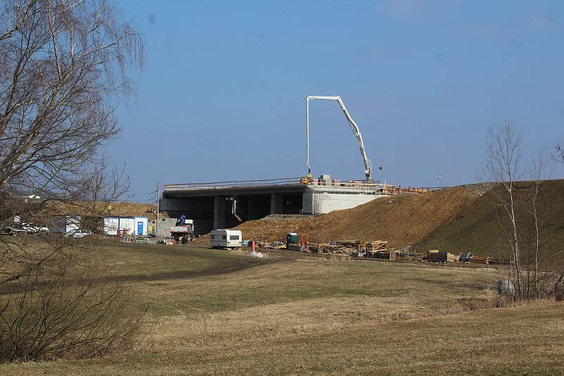 Stavba dálnice v úseku u Dolního Třebonína mezi Dolní a Prostřední Svincí.