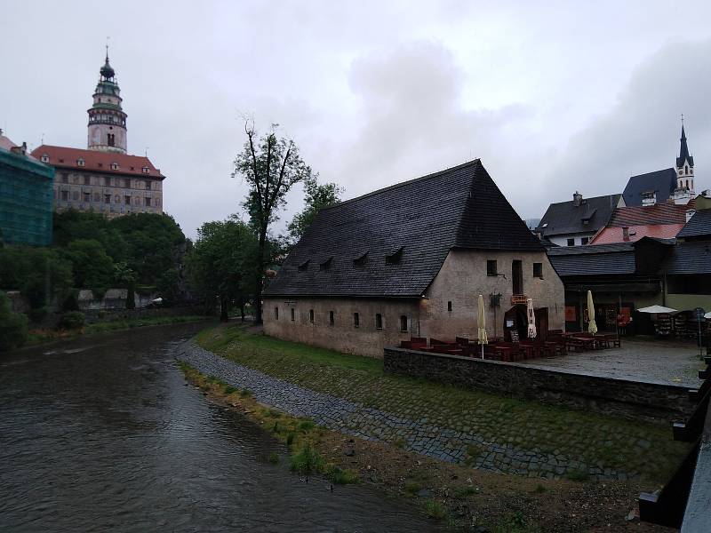 Vltava v Českém Krumlově má běžný průtok.