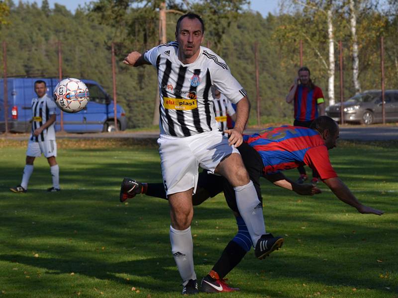 Select OS muži – 8. kolo: SK Holubov (červenomodré dresy) – FK Spartak Kaplice B 2:1 (1:1).