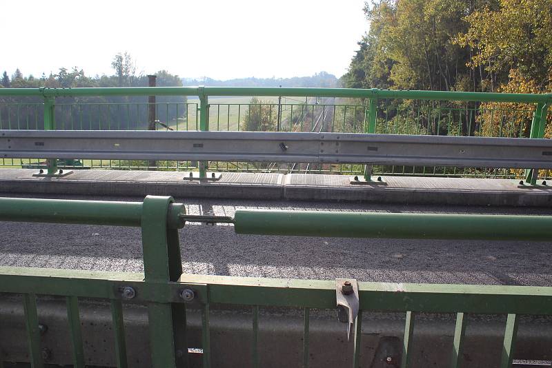 Oprava mostu u Netřebic pomalu spěje k závěru.