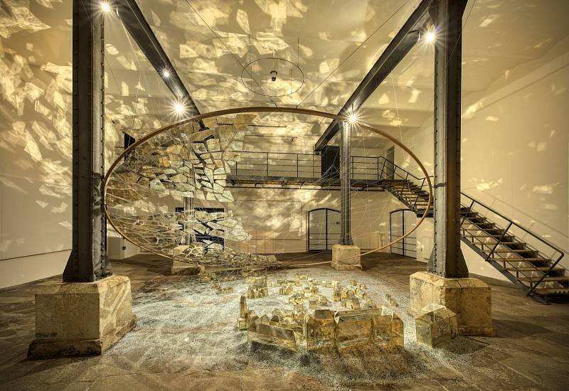 Japonský sochař Tets Ohnari vytvořil v Egon Schiele Art Centru instalaci ze skla a kovu, která je inspirovaná Krumlovem a tvorbou Egona Schieleho.