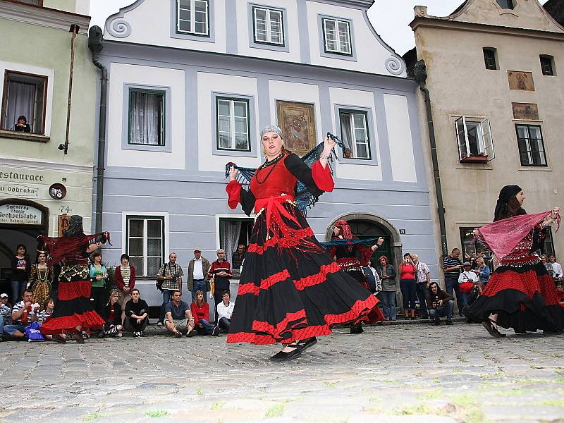 V Široké ulici v pátek zatančily tanečnice skupiny Mericia.