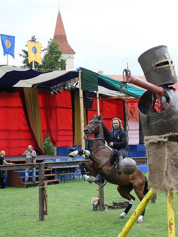 Pivovarská zahrada se změnila v kolbiště a rytířskou scénu. Tam se odehrává trénink, příprava a ukázky gotického turnaje rytířů.