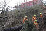 Drážní hasiči likvidují škody na Těchorazu ve Vyšším Brodě na trati z Rybníka do Lipna nad Vltavou.