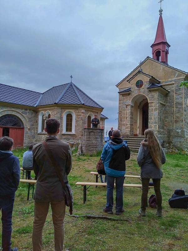 Čtení z Bible u kaple Maria Rast am Stein.