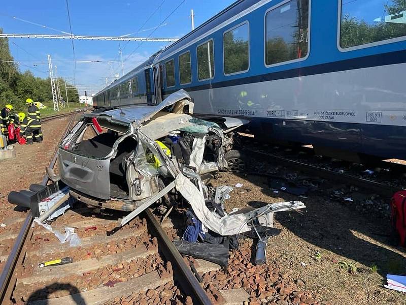 Tragický střet osobního auta s vlakem ve Velešíně.