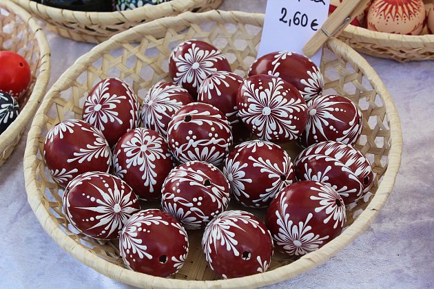 Velikonoční trh v Českém Krumlově nabízí množství dobrot, kraslic a řemeslných výrobků.