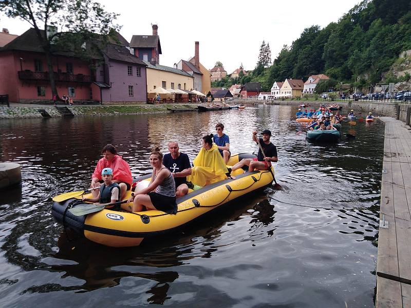 Vodáci na Vltavě v Českém Krumlově.