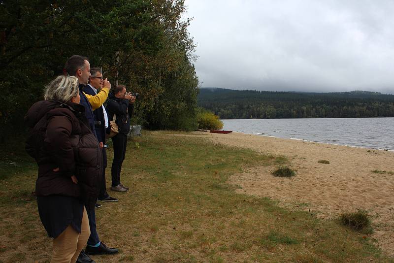 Prezentace projektu Vision v rekreačním rezortu Lakeside Village v Lojzových Pasekách. A také prohlídka místa v Kovářově, kde se projekt uskuteční.