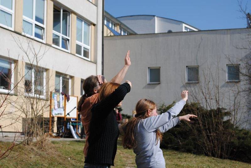 Lidé se zaujetím sledovali částečné zatmění slunce před českokrumlovským gymnáziem.