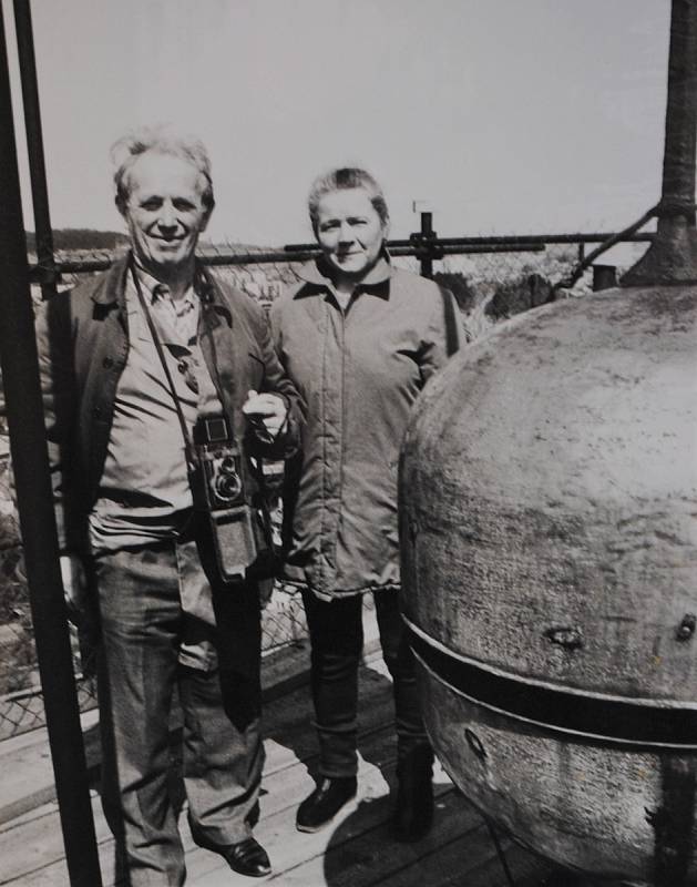 Český Krumlov v roce 1992. Dr. J. Záloha a Anna Kubíková u báně věže při přípravě materiálů výstavy o Vilému z Rožmberka.